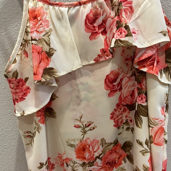 A flower nice tank top. Can be dressed up or down. - Picture 3 of 3